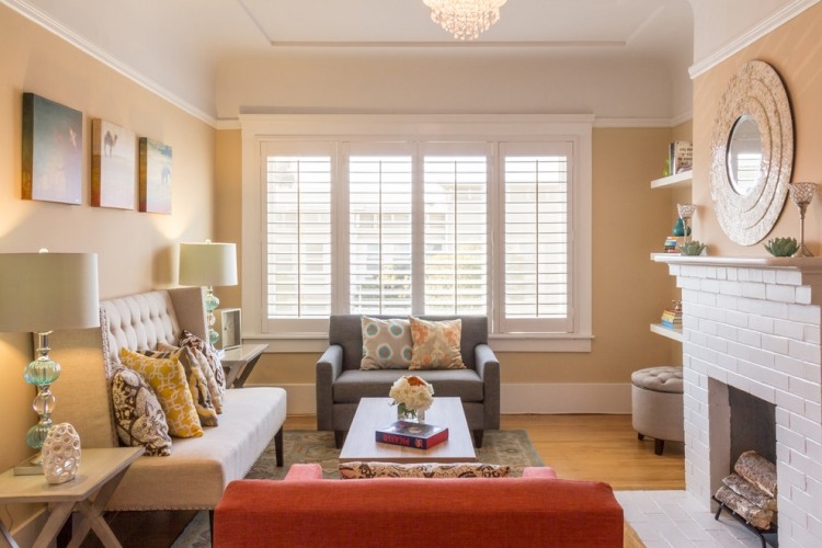 Broskyňová farba na stenu, biely strop a malé pohovky malé pohovky-obývacia izba-broskyňa-stena-farba-krb-