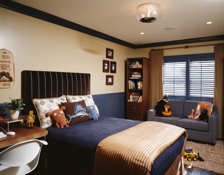 Detská izba pre chlapcov v tmavo modrej a béžovej farbe malé sedacie súpravy-miestnosť pre mládež-chlapec-modro-béžová