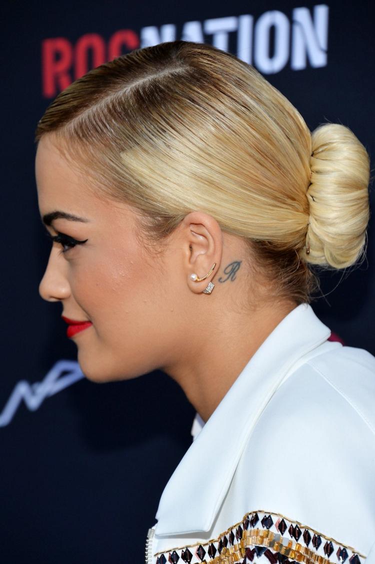 malé tetovacie motívy pre iniciály za ucho rita ora