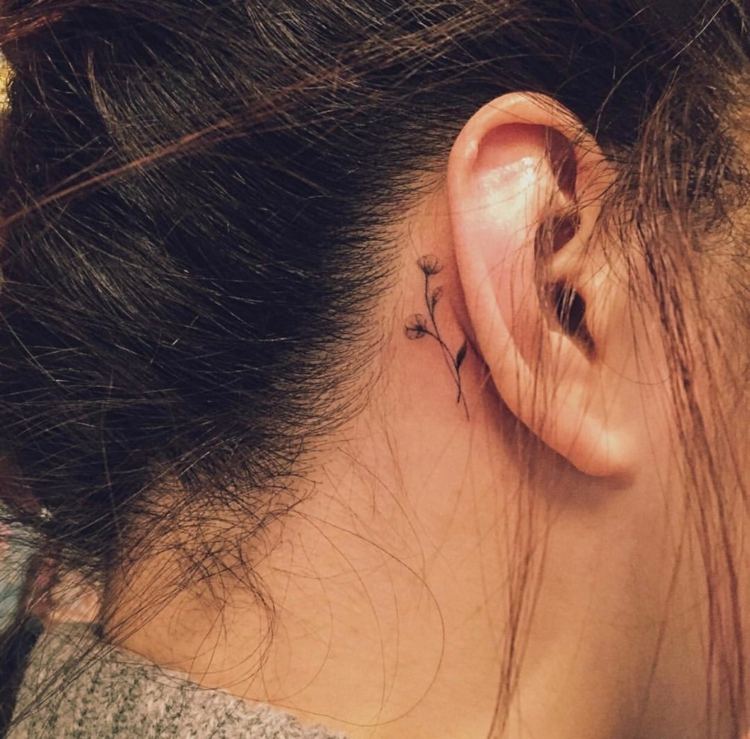 za uchom tetovanie malé motívy kvety žena