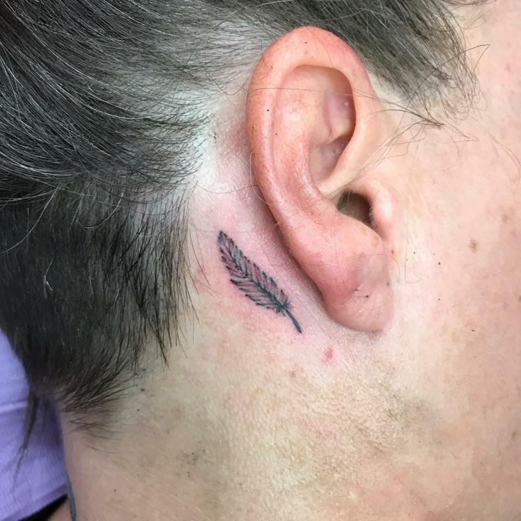 žena monochromatické malé tetovacie motívy pierko