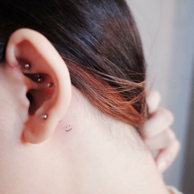 drobný tetovací motív pre usmievajúci sa dámsky smajlík