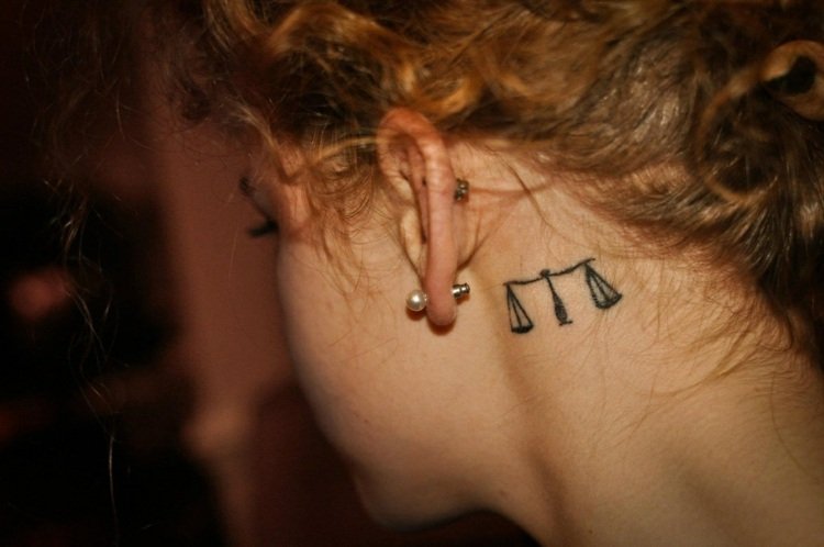 malé tetovacie motívy pre mierky za uchom čiernym ženám