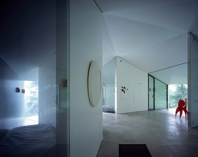 Výstava umenia moderná vila v minimalistickej architektúre vila v modernej minimalistickej architektúre uprostred lesného interiéru