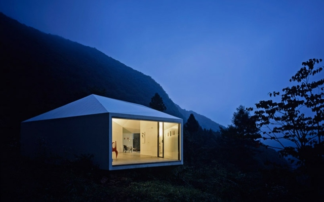 moderná minimalistická architektúra malá vila Japonsko zasklená stena Architektúra malá vila japonsko fasáda so zasklenou stenou