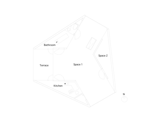 Pohľad na budovu modrotlače nad moderným minimalistickým interiérom Pozrite sa na modernú minimalistickú architektúru