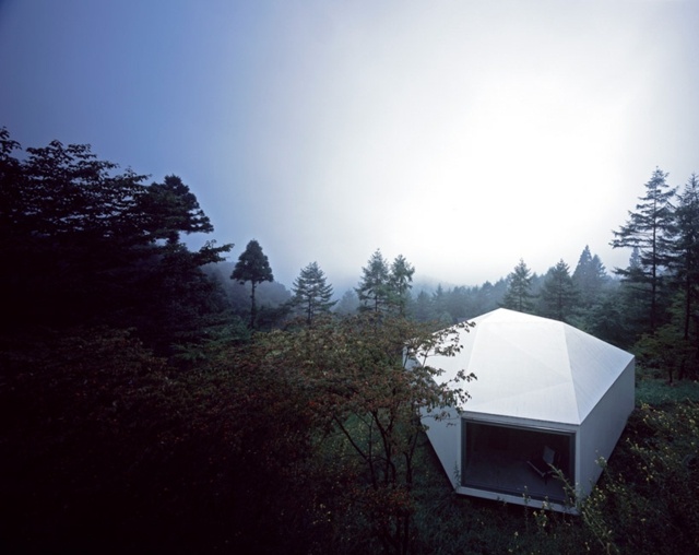 moderná minimalistická architektúra Japonsko jednopodlažný biely Architektúra Japonsko jednoposchodové biele fasádne zasklenie