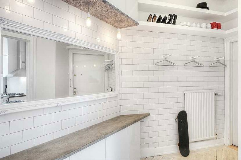 biely a uprataný v uličke