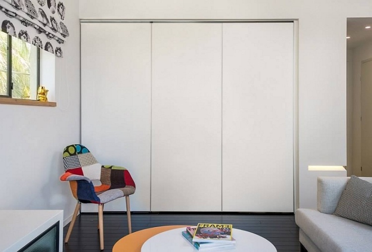 malý-byt-skladacie-dvere-biela-spálňa