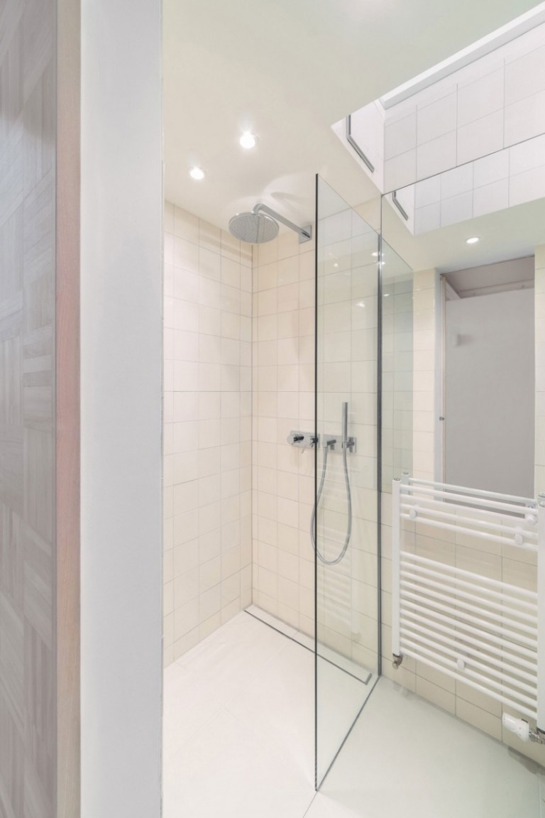 malý byt-zariadenie-kúpeľňa-sprcha-sprchovací kút-skriňa-okenný radiátor