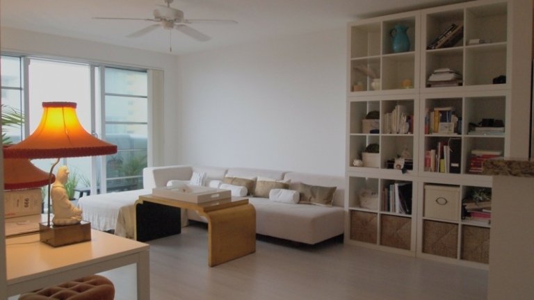 malý byt svetlý nábytok ikea dizajn škandinávska moderná sedačka