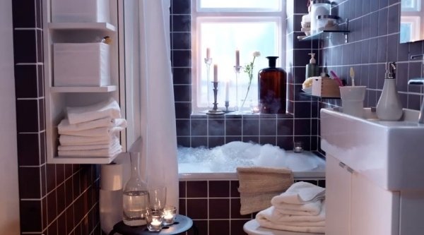 myšlienka malej kúpeľne na zdobenie obkladov do kúpeľne