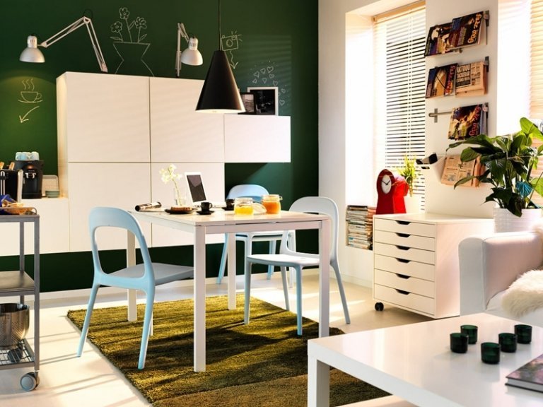 malý byt zelená stena farba biely nábytok moderný jedálenský stôl ikea