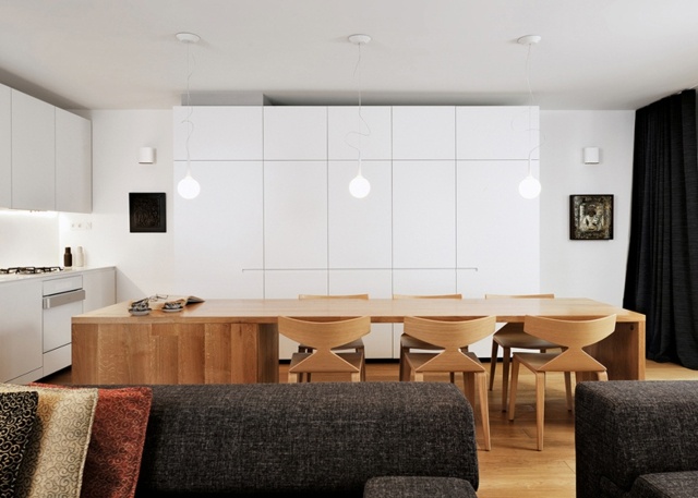 Založte priestorovo úsporný drevený nábytok, bielu kuchynskú linku, skrinky bez úchytiek