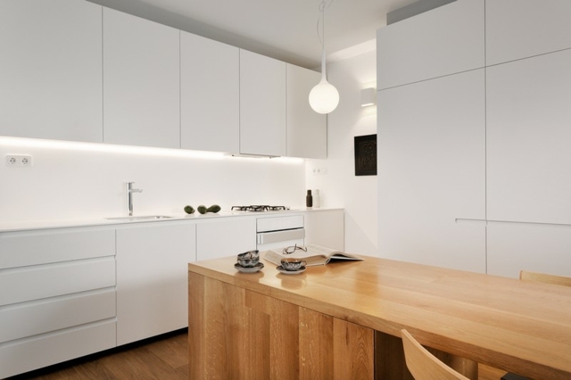 biele vstavané osvetlenie, prírodný vzhľad, jedálenský stôl z masívneho dubového dreva