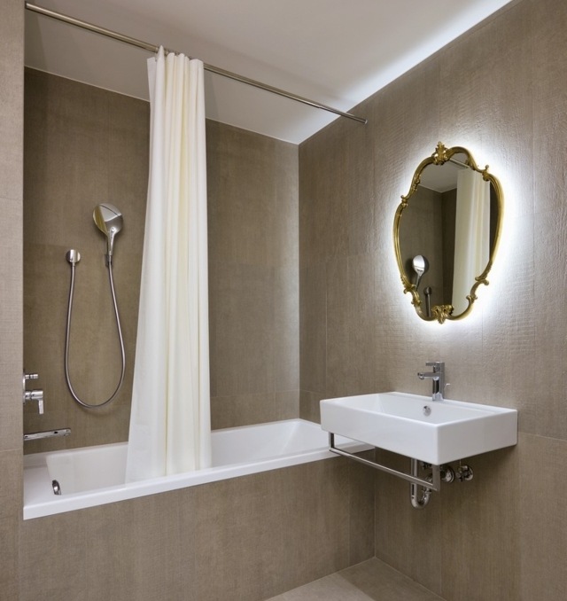 Kúpeľňová vaňa obložená svetlo béžovou farbou