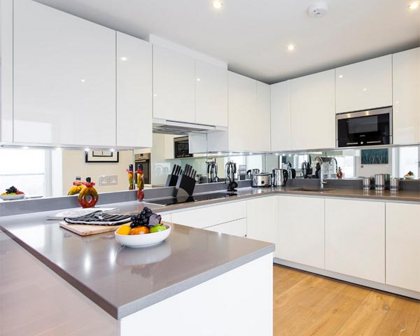 Zariaďte malý byt kuchynské zrkadlo kuchyňa zadné steny biele skrinky