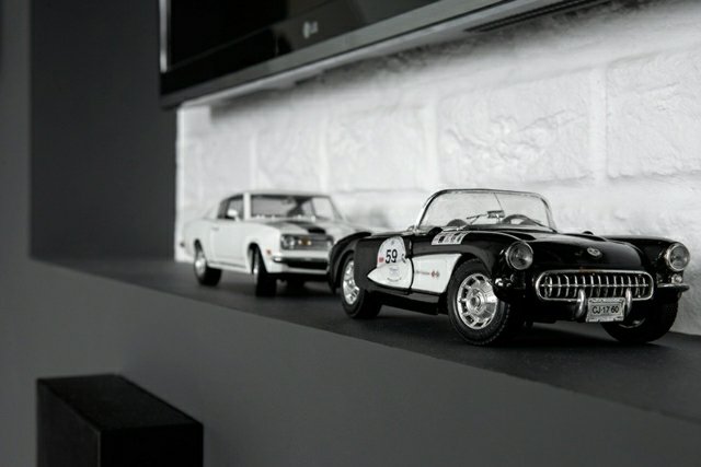 Malý byt zariadený zbierkou automobilov typu deco nastaviť dekoratívnu zbierku automobilov nástenná polica sadrová stena