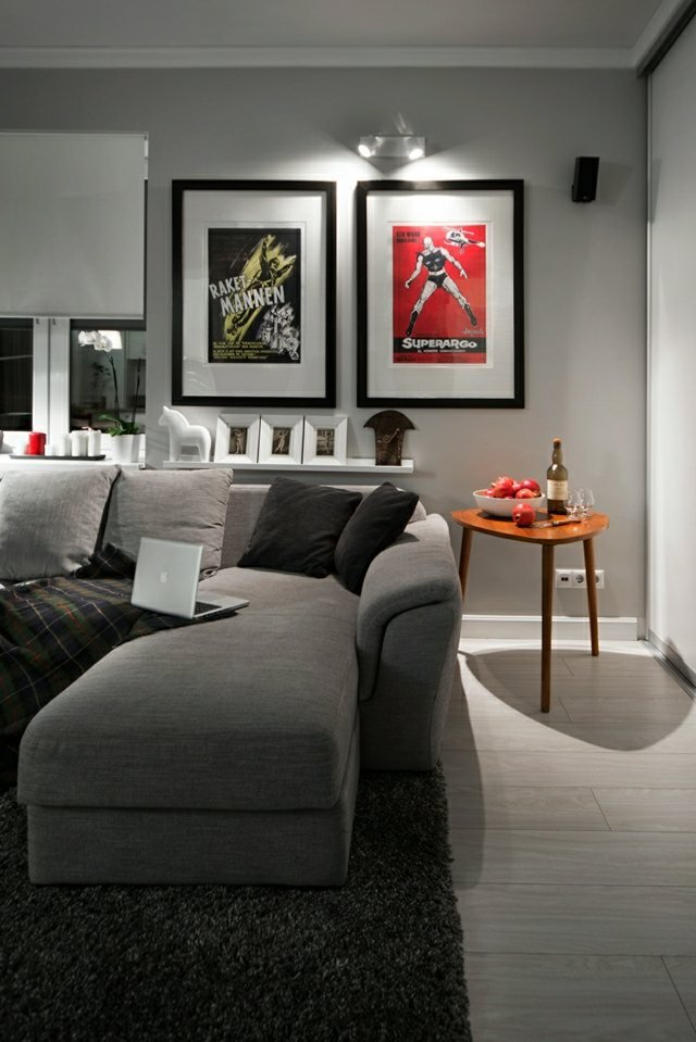 Malý bočný stolík zariadený superhrdinskými nástennými svetlami Obývacia izba zariadená nástennými svetlami čalúnenie plagáty červená žltá