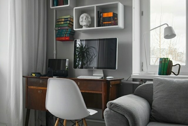 Stôl z dreva klasický nábytok nástenné police úložný priestor klasický nábytok nástenné police úložný priestor boxy knihy počítače