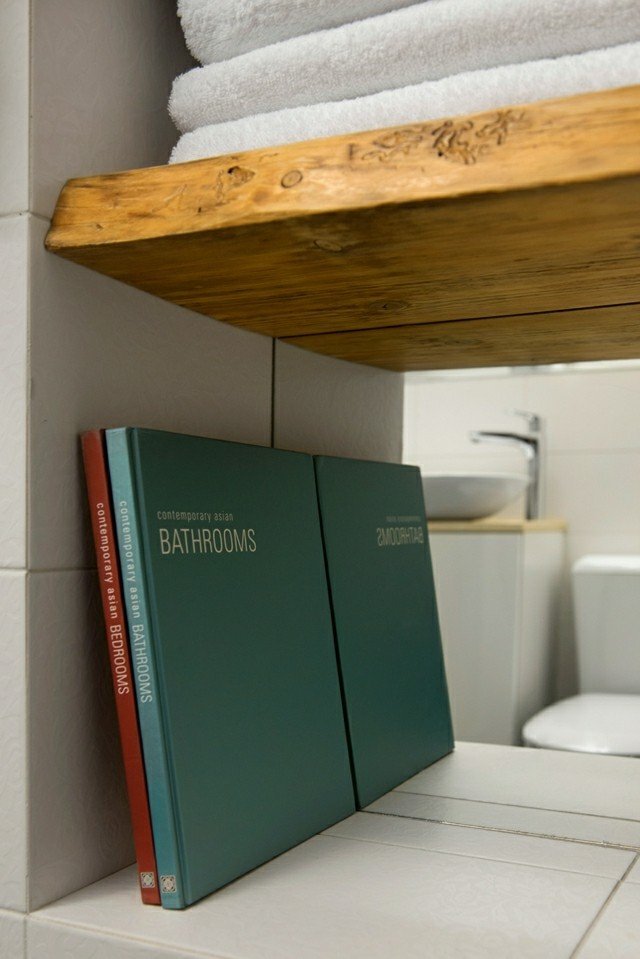 Feng Shui kúpeľňa zariadená nástennými policami z dreva Kúpeľňa nastaviť drevené nástenné police biele dlaždice