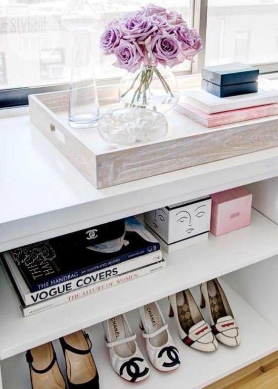 minimalistický stojan na topánky malý byt v jemných ružových odtieňoch