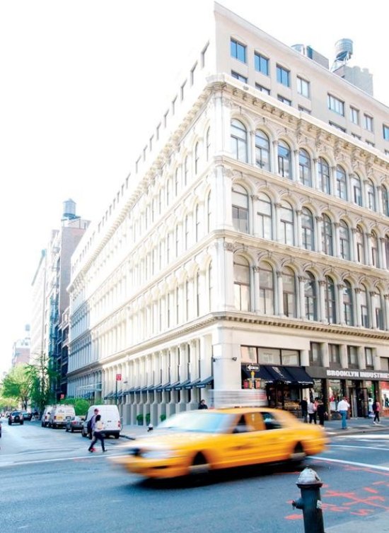 malý byt na Manhattane v jemných ružových odtieňoch