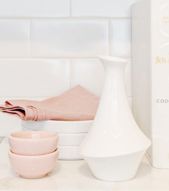 keramické nádoby malý byt v jemných ružových odtieňoch