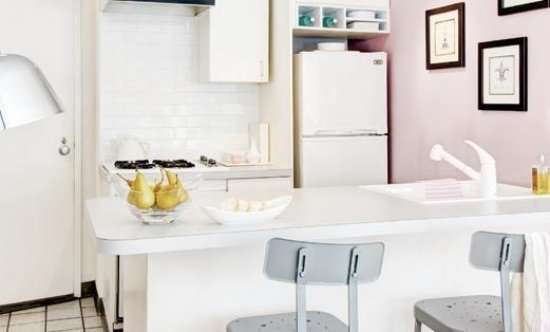 moderná kuchyňa malý byt v jemných ružových odtieňoch