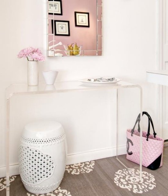 priehľadný stôl malý byt v jemných ružových odtieňoch