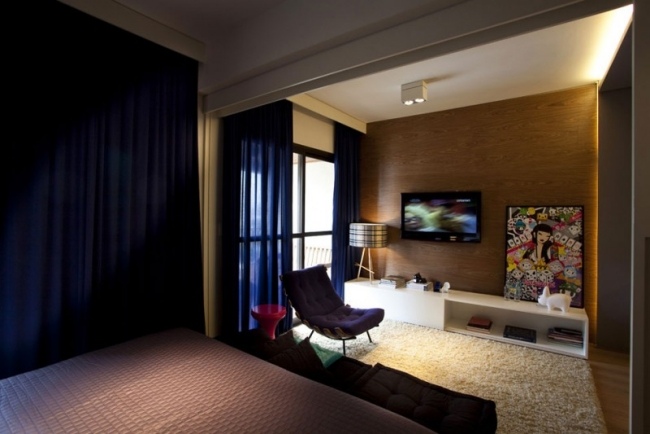 Stropy v spálni, svetelný bar, TV s plochou obrazovkou a kobercami, nástenné