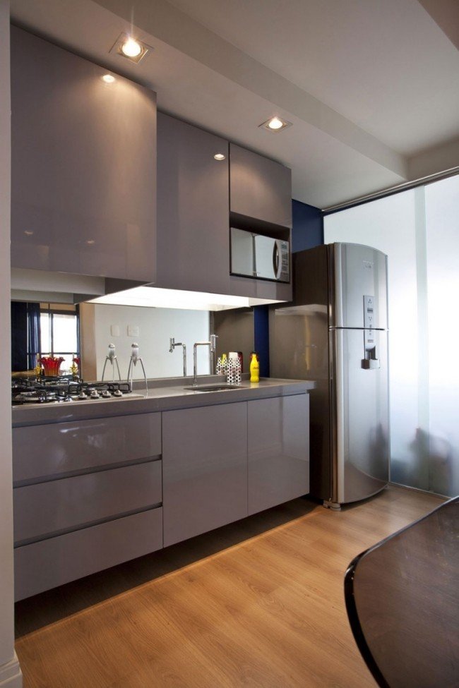 Lakovaná kuchynská linka bez úchytiek Dizajnový byt-drevené podlahy Leopoldo