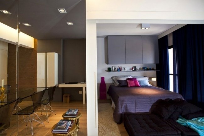 Nápady na rozdelenie obývacích izieb oddeľujúci prvok transparentný dizajn stoličiek