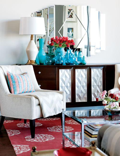 malá obývacia izba drevený príborník nástenné zrkadlo modré sklenené vázy malý byt drevený príborník nástenné zrkadlo modré sklenené vázy