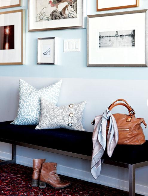 moderná chodba dizajnová lavička fotostena svetlo modrá malý byt chodba dizajnová lavička foto stena svetlo modrá malý byt