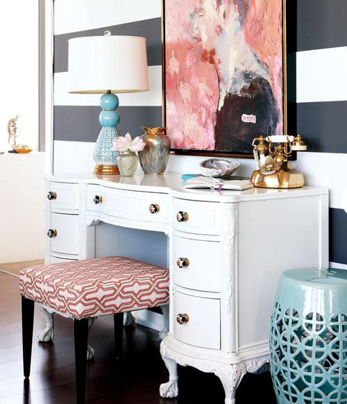 pruhy farba stena tmavošedá biela koralová farba pruhy stena tmavošedá biela koralová farba