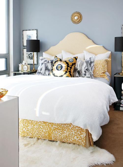 dizajn malá spálňa žltá svetlo modrá podlaha z ovčej kože lindsay mens Craig design malá spálňa žltá ovčia koža