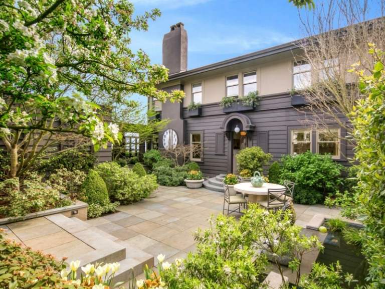 Navrhnite predný dvor mestského domu s množstvom zelene záhradný tvar domu obytná štruktúra terasa dlaždice kamenné rastliny postele bujný