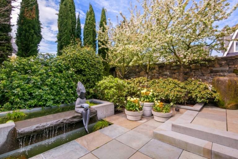 Záhrada s fontánou nápad na záhradný dizajn strešná terasa fontána strom kamenné dlaždice príroda