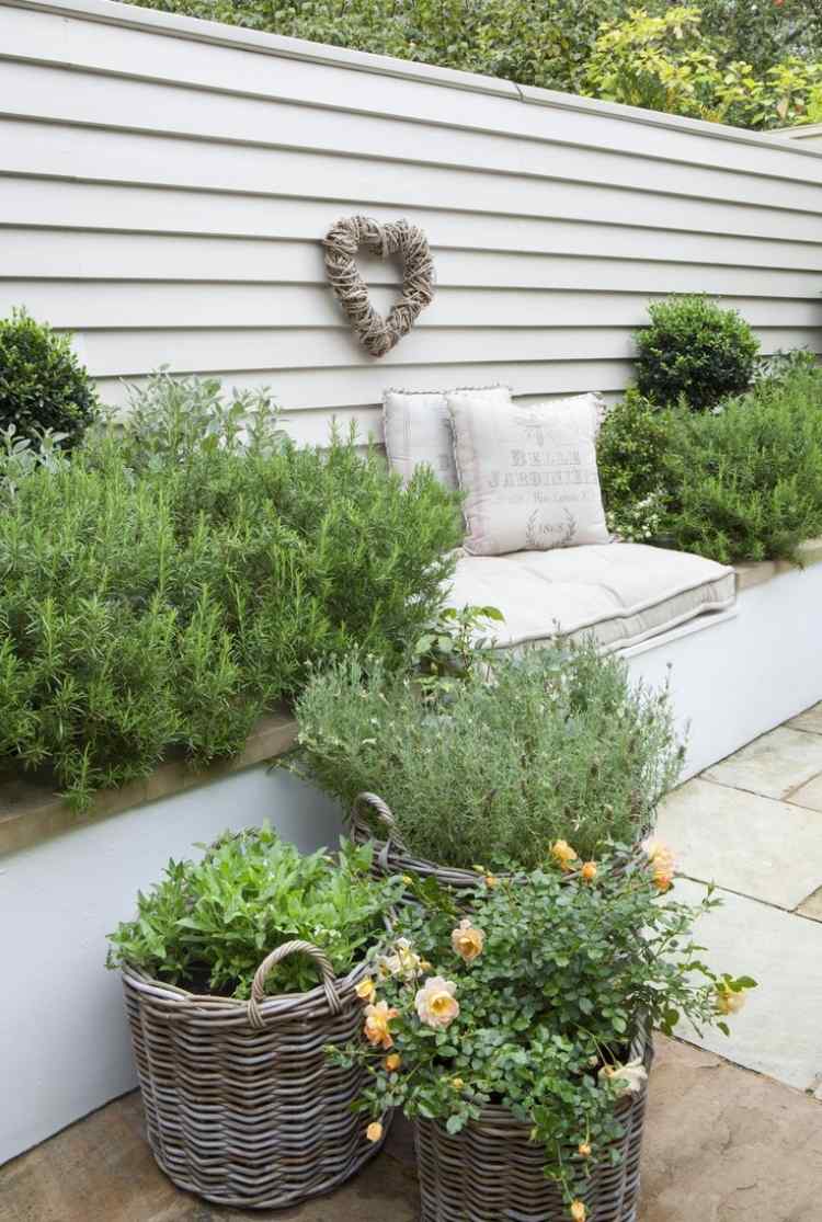 Rozmarín je ozdobou záhrady - malé posedenie medzi nimi malé-záhradné-dizajn-ošarpané-zodpovedajúce-rastliny