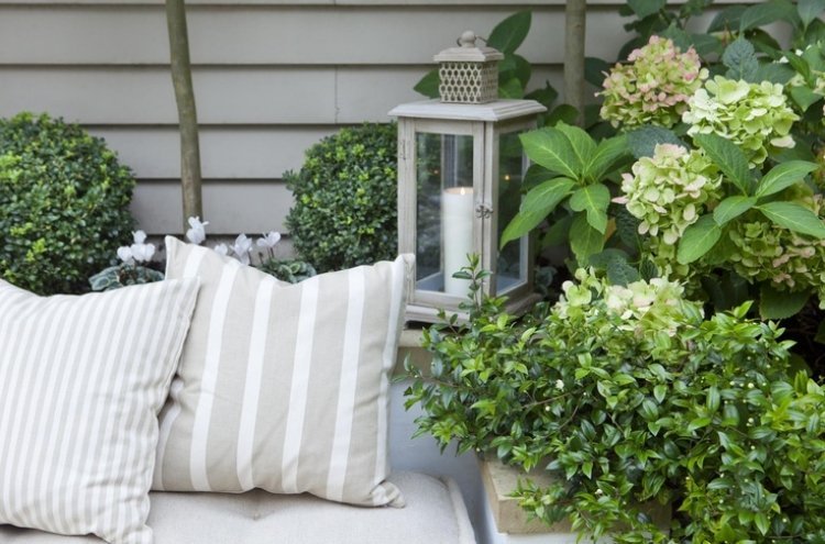 Vintage svietniky a lampáše ako ozdoba v záhrade malá záhradná konštrukcia-ošarpané-vinobranie-dekorácie-drevené-svietniky