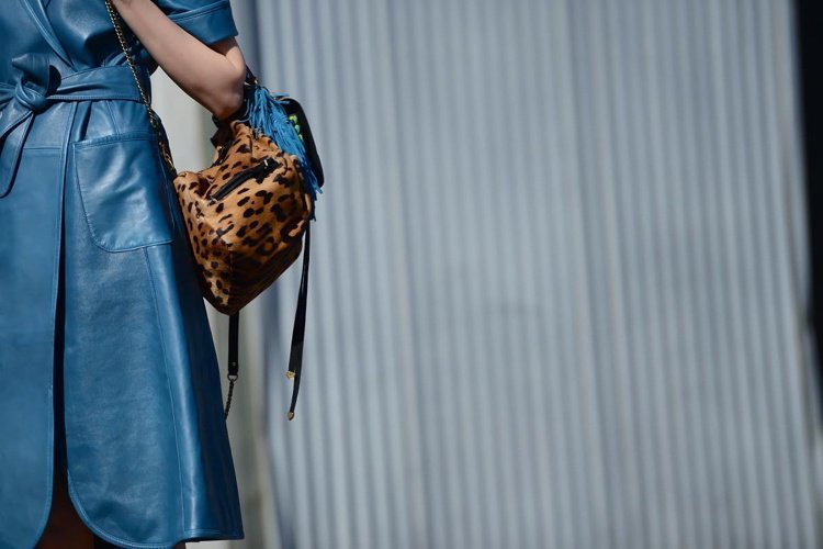 malý-ruksak-kabelka-outfit-koža-zviera-potlač-leo