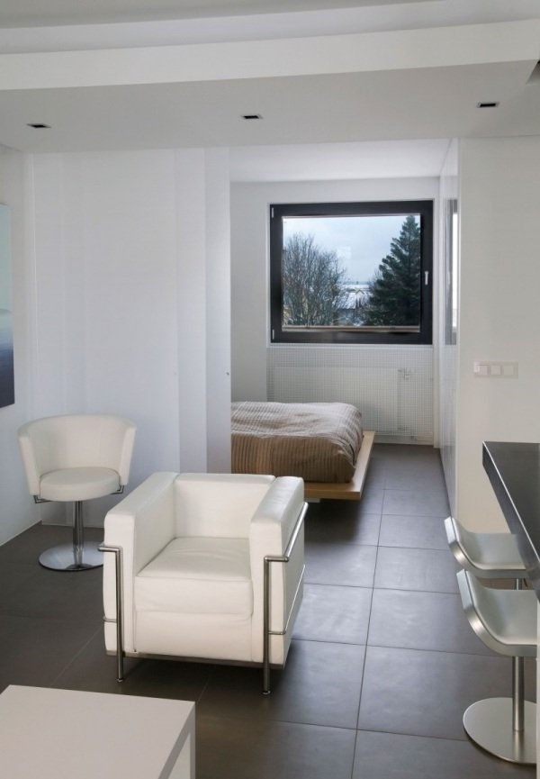 posuvné dvere do spálne úplne v čiernej a bielej farbe