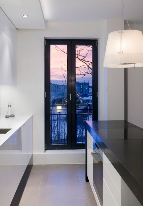 veľký okenný čierny rám úplne čiernobiely