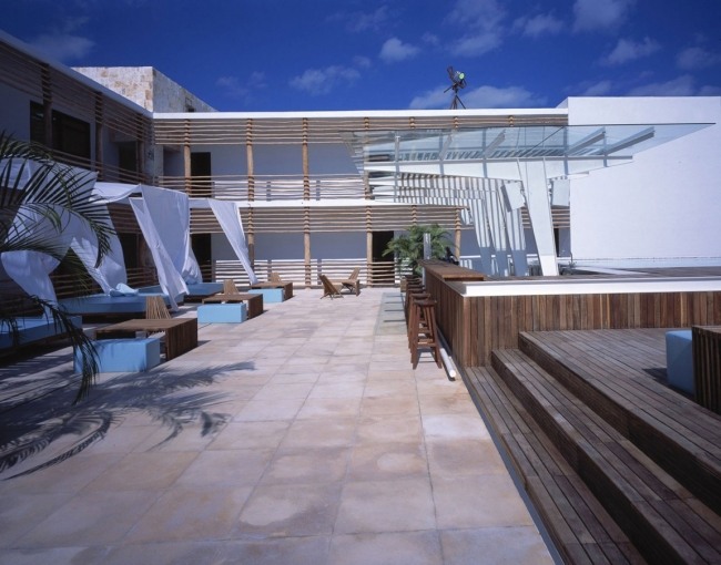 drevený schodisko bazén boutique hotel deseo mexiko
