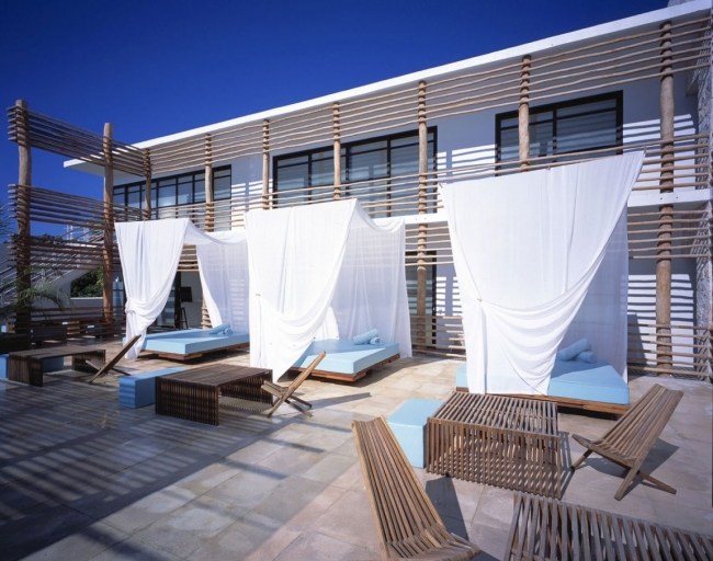 vonkajší nábytok drevený butikový hotel deseo v mexiku