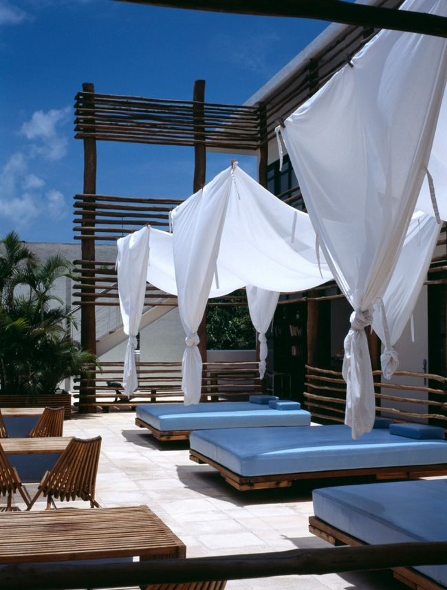 rozkladací gauč na opaľovanie, dizajnový hotel deseo v Mexiku