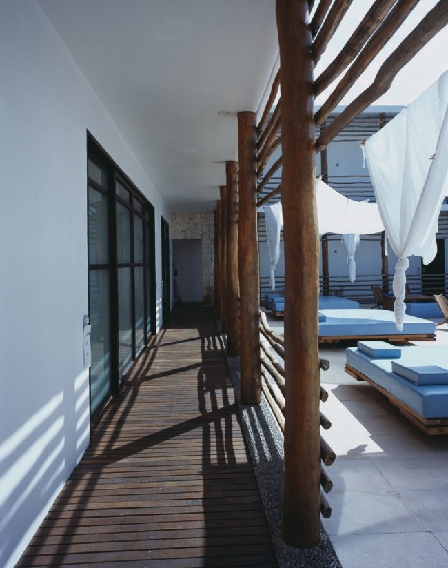 chodba drevená podlaha dizajnér hotel deseo v mexiku