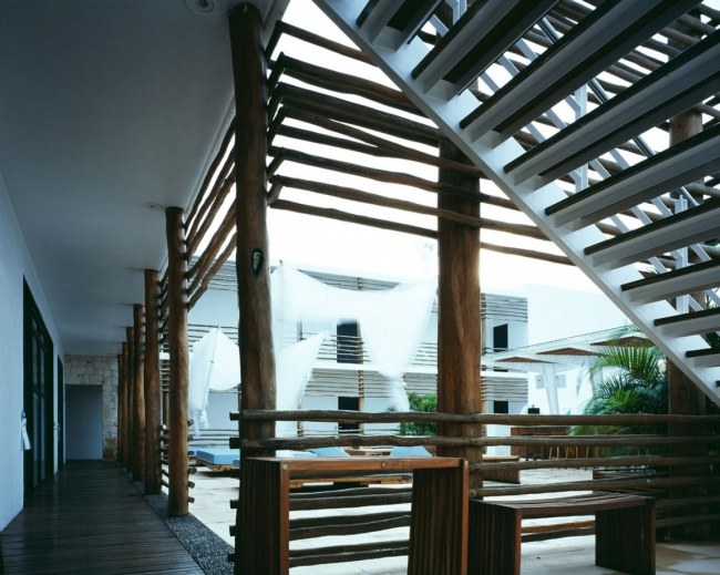 boutique hotel deseo z drevenej verandy na nádvorí v mexiku