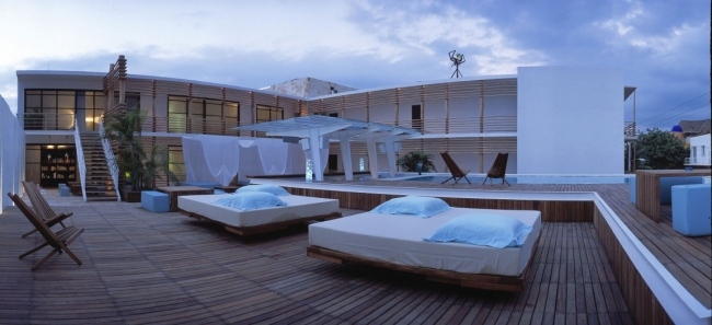 ležadlo drevená podlaha dizajnér hotel deseo v mexiku